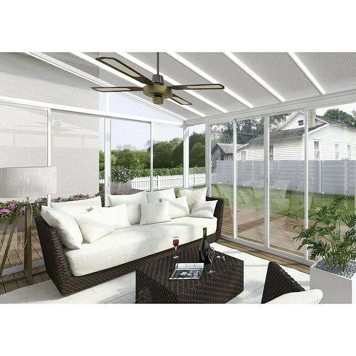 Palram – Canopia Wintergarten San Remo - B x T x H: 4,25 x 4 x 3,1 m, Verkehrsweiß - Wohnzimmer mit Rattanmöbeln und Deckenventilator. Die Rattanmöbel verleihen dem Raum eine natürliche Note und der Ventilator sorgt für Kühlung.