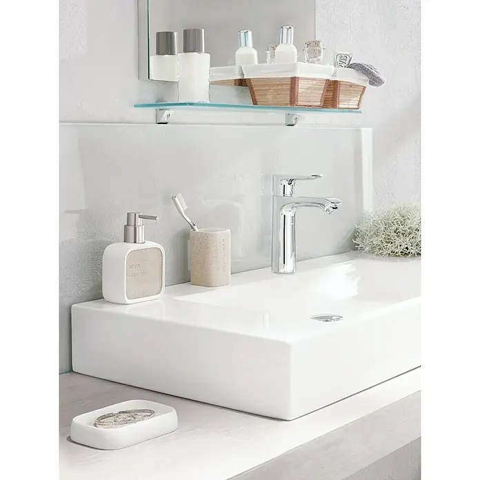 Venus Nara Seifenspender - Polyresin, Grau - Nahaufnahme eines modernen Badezimmers mit Waschbecken, Armatur, Seifenspender und Ablagefläche, die eine stilvolle und funktionale Gestaltung zeigt.