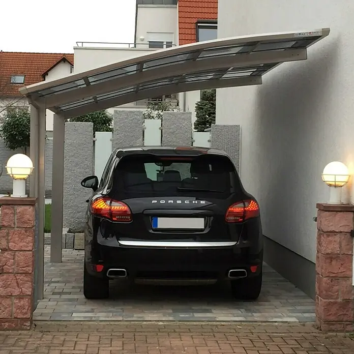 Ximax Carport Portoforte 60 - Außenmaß inkl. Dachüberstand (B x T): 2,7 x 4,95 m, Einzelcarport, Edelstahloptik, Schneelast: 75 kg/m² - Aufnahme eines schwarzen Porsche Cayenne unter einem Carport mit Beleuchtung. Das Carport schützt das Fahrzeug vor Witterungseinflüssen.