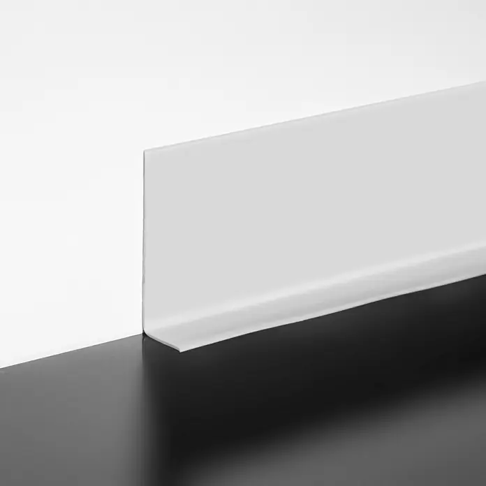 LOGOCLIC Weichsockelleiste - 10 m x 15 mm x 50 mm, Kleben, Hellgrau - Weiße Fußleiste, die an einer Wand befestigt ist. Diese schlichte, moderne Sockelleiste sorgt für einen sauberen Übergang zwischen Wand und Boden.