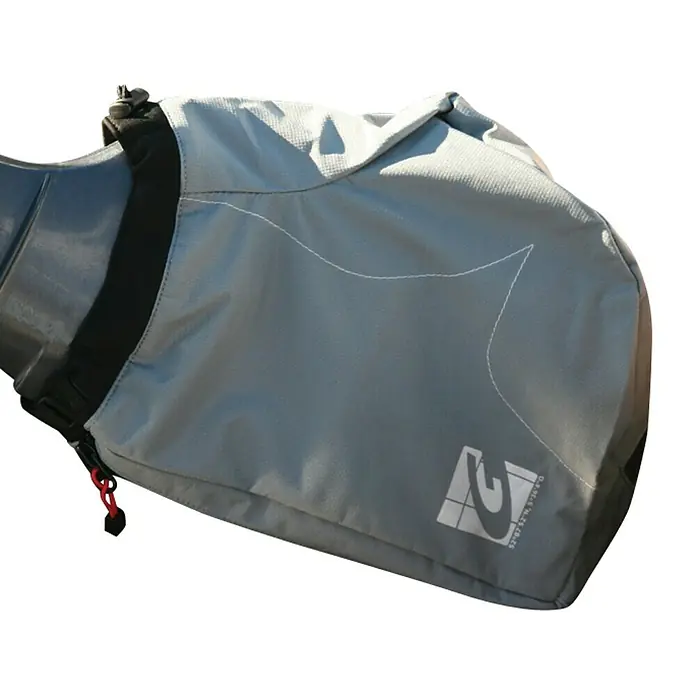 G-Nautics Propeller-Schutzhülle M - Passend für: Motoren 4,4 - 11 kW, 40 x 15 x 20 cm - Nahaufnahme einer grauen Paddeltasche mit dem Aufdruck einer Wellenlinie und einem Markenlogo. Die Tasche ist an einer Stange befestigt.