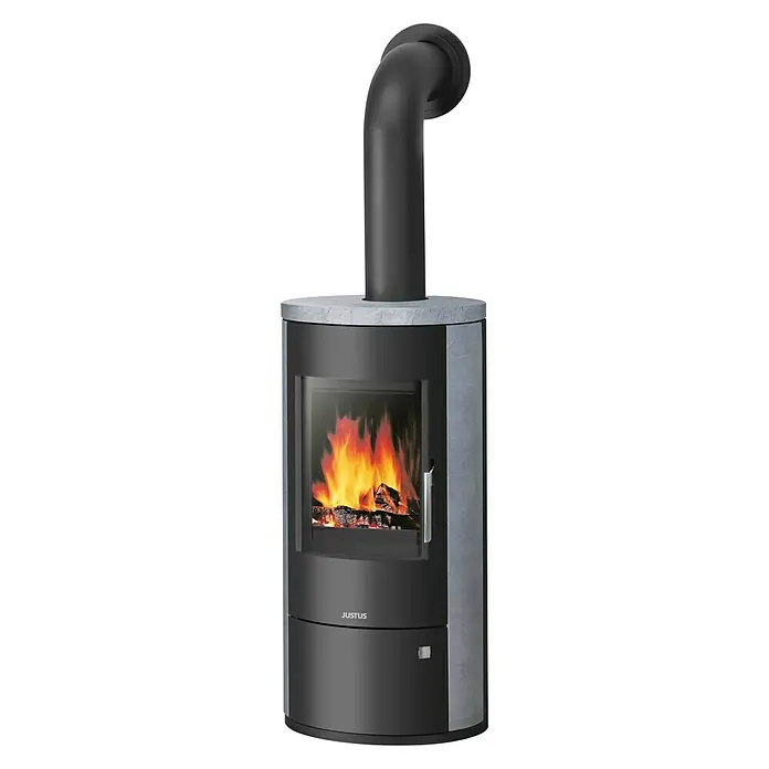 Justus Kaminofen Austin 5 - 5 kW, Raumheizvermögen: 88 m³, Material Verkleidung: Speckstein, Schwarz/Speckstein - Abgebildet ist ein Kaminofen der Marke Justus mit einer eleganten, modernen Optik und einem integrierten Kaminrohr.