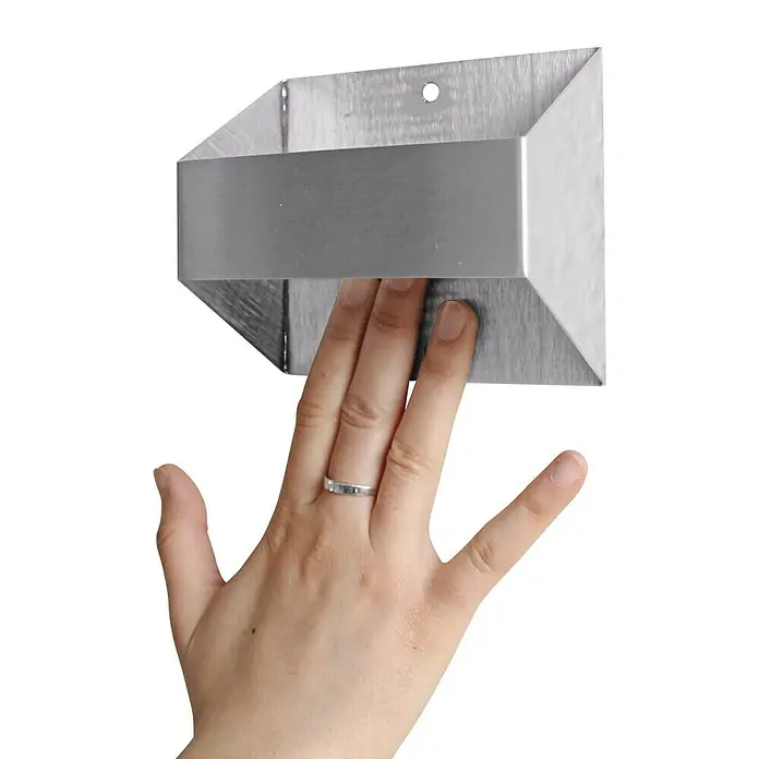 Lutec Solar-Außenwandleuchte - 1,3 W, L x B x H: 60 x 119 x 238 mm, Weiß, Nickel, IP44 - Eine Hand mit einem Ring berührt einen berührungslosen Desinfektionsmittelspender aus Edelstahl an einer schwarzen Wand.
