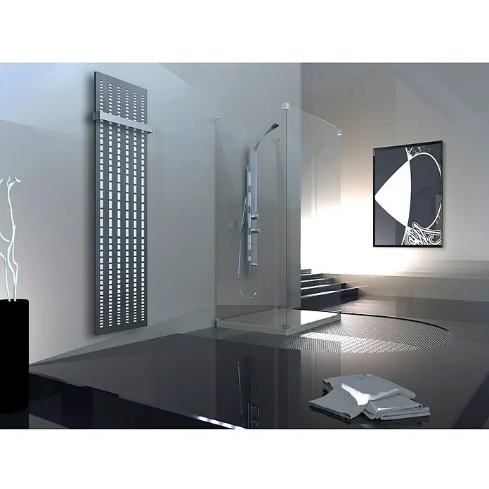 Szagato Designheizkörper Broken Mirror 3 - B x H: 470 x 1.800 mm, Wärmeleistung bei Vorlauftemperatur von 75 °C (D: 50): 1.118 W, Mit 1 Handtuchhalter (50 mm) - Modernes Badezimmer mit einem stilvollen Heizkörper an der Wand, einer Glasdusche und dunklen Bodenfliesen. Elegantes Design für Ihr Zuhause.