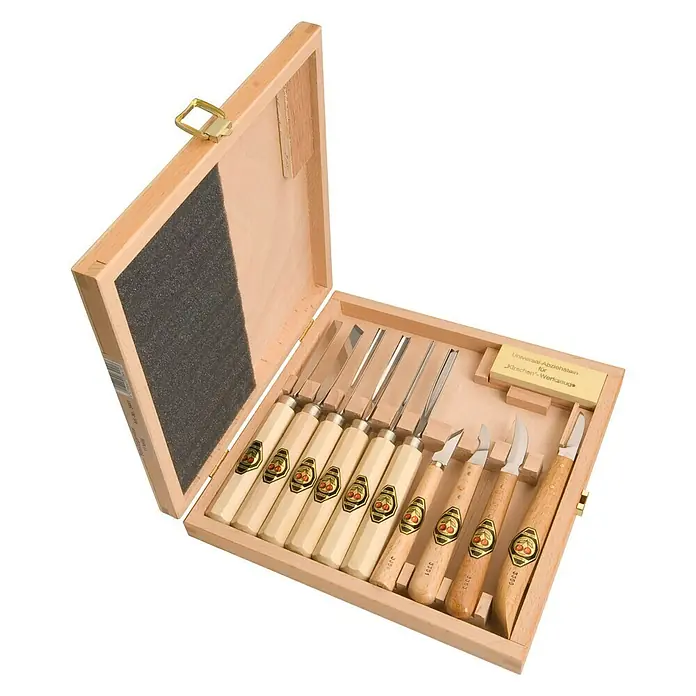 Kirschen Kerbschnitzsatz - 11 -tlg. - Geöffneter Holzkasten mit einem Set Kirschen Stechbeitel mit hellem Holzgriff und scharfer Klinge für Holzbearbeitung.