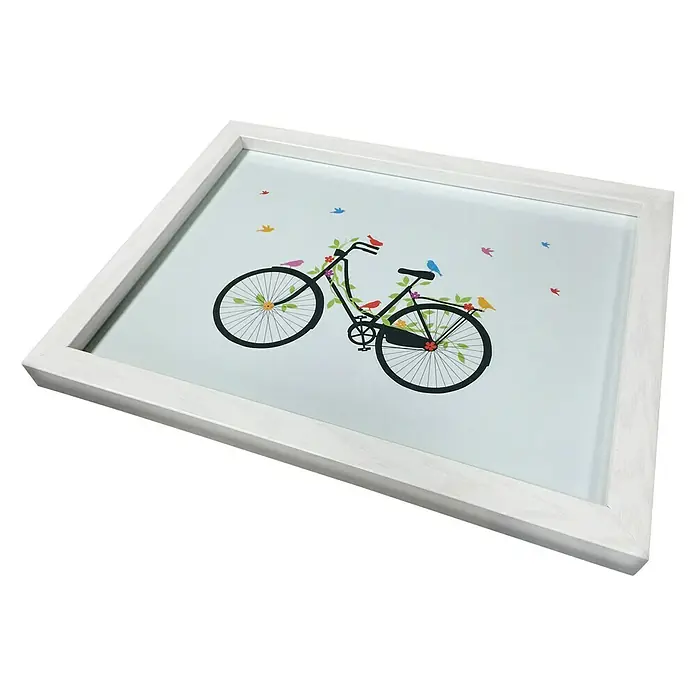 Bild Scandic Living - Pink Flower, B x H: 55 x 65 cm - Das Bild zeigt ein dekoratives Wandbild mit einem Fahrradmotiv, umgeben von Blumen und Vögeln, in einem weißen Rahmen.