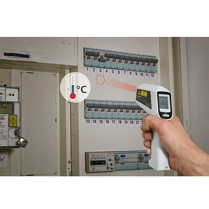 Laserliner Infrarot-Thermometer ThermoSpot Laser - Messbereich: -38 °C bis +365 °C - Ein weißes Infrarot-Thermometer wird verwendet, um die Temperatur eines Sicherungskastens zu messen, wobei ein roter Laserstrahl auf den Kasten gerichtet ist.