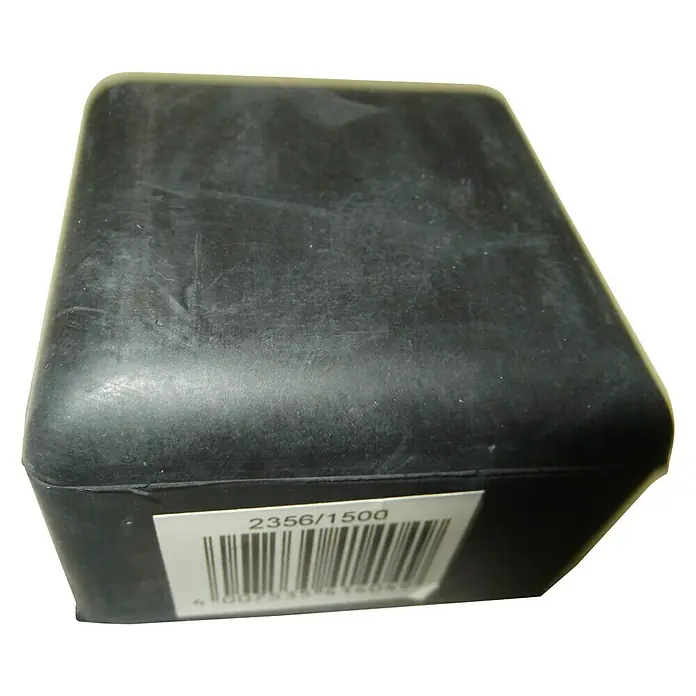 Gummiaufsatz - Passend für: Fäustel 1.500 g - Ein schwarzer, würfelförmiger Gummiblock mit einem Barcode-Etikett. Ideal für industrielle Anwendungen oder als Stoßdämpfer.