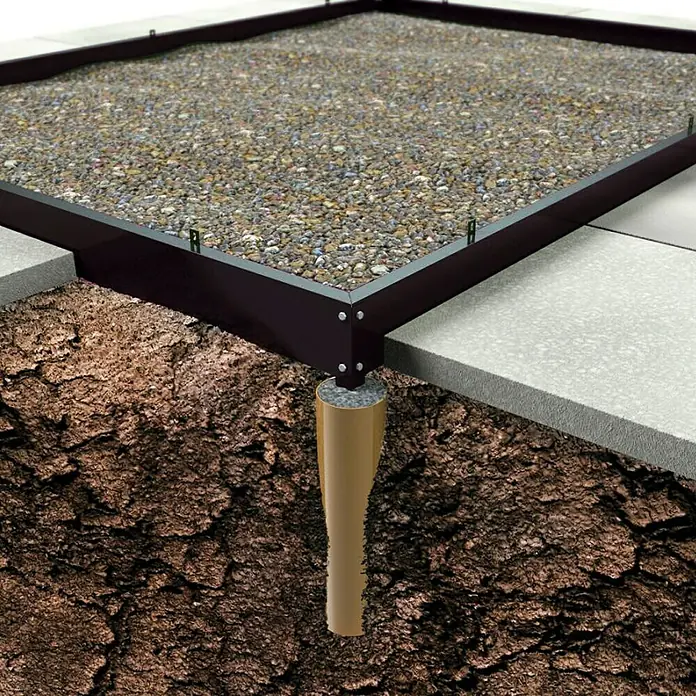 Halls Gewächshaus-Fundament - 2,57 x 1,93 x 0,12 m, Passend für: Halls Gewächshaus Popular 86, Schwarz - Bild eines Gartenbereichs mit einem Kiesbett, eingefasst von einem dunklen Rahmen und gestützt durch einen Pfosten.