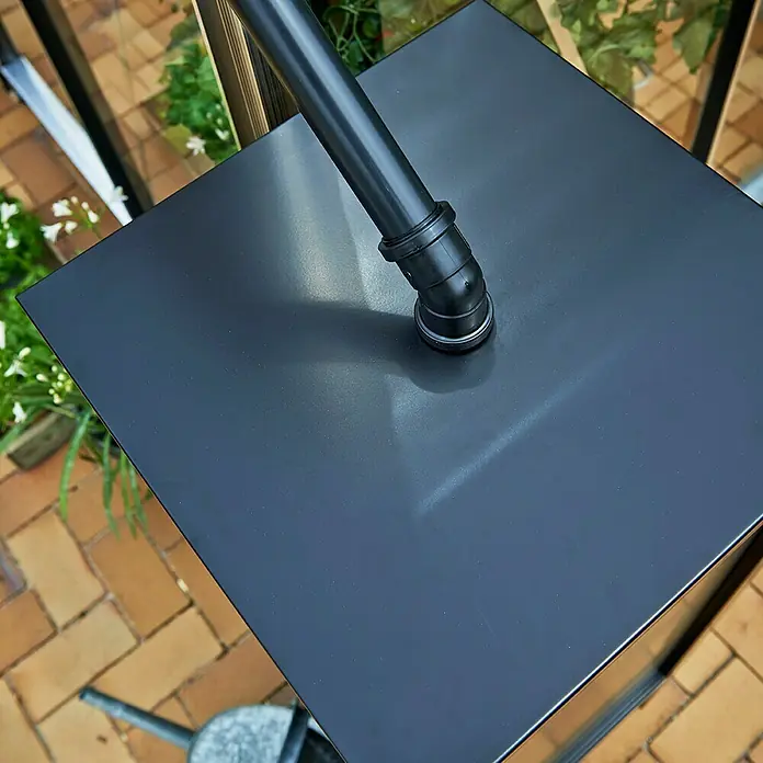 Juliana Regenspeicher - 46 x 46 x 127,7 cm, Schwarz - Nahaufnahme eines stilvollen, quadratischen Pflanzgefäßes mit einem schwarzen Rohr, das sich ideal für moderne Gärten eignet.