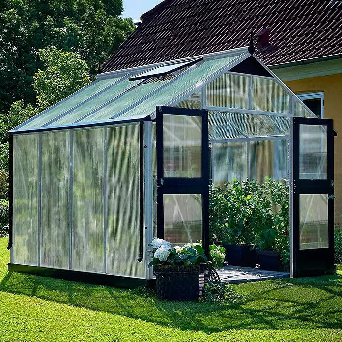 Juliana Gewächshaus Premium - Außenmaß inkl. Dachüberstand (B x T): 296 x 296 cm, Material Seitenwand: Kunststoff, 10 mm, Silber/Schwarz - Ein geräumiges Gewächshaus mit transparenten Wänden und einem schwarzen Rahmen, ideal für den Gartenanbau.