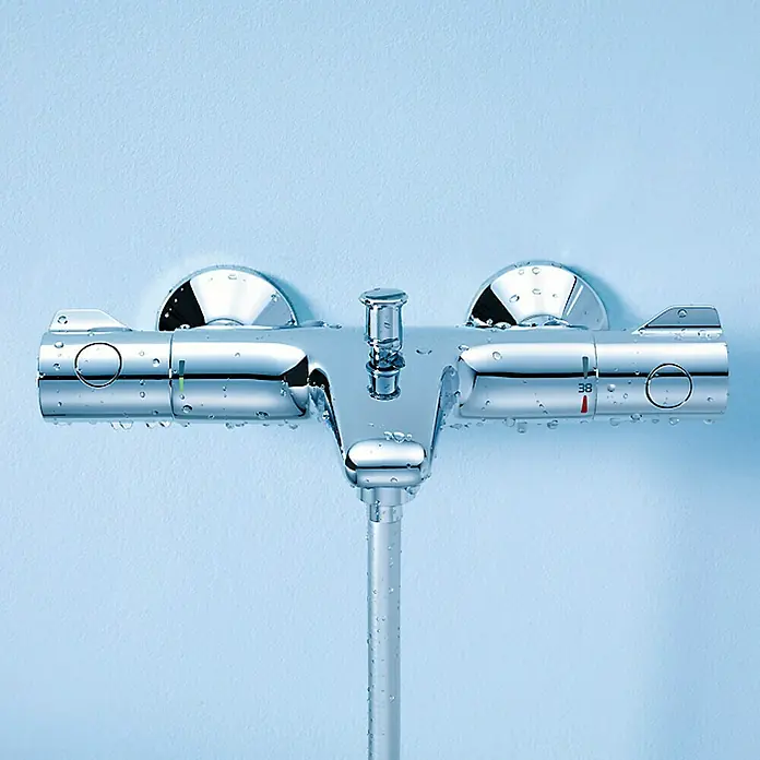 Grohe Wannenthermostat - Chrom, Glänzend - Ein glänzender, verchromter Thermostat-Duschmischer mit Temperaturregler und Wasserhahn. Das Produkt besticht durch sein elegantes Design und Funktionalität.
