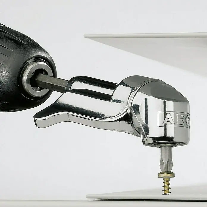 AEG Powertools Winkelaufsatz WB 1 - 11 -tlg. - Nahaufnahme eines AEG-Winkelvorsatzes an einem Bohrer, der eine Schraube in eine Oberfläche treibt.