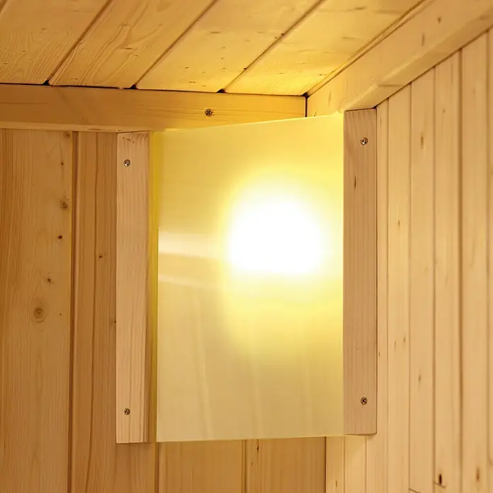 Karibu Saunaleuchte Premium - Max. Leistung: 40 W - Die gelbe rechteckige Wandleuchte ist an der Holzwand befestigt und strahlt helles Licht aus. Sie sorgt für eine angenehme Atmosphäre.