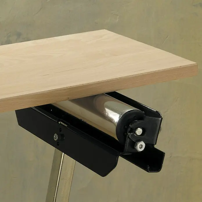 Wolfcraft Caballete multifuncional - Ajuste de altura: 630 mm - 1.000 mm, Carga soportada: 50 kg - Primer plano de un soporte de pieza con transportador de rodillos para carpintería de precisión. Construcción robusta para cargas pesadas.