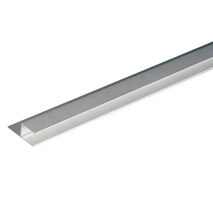 U-Profil - 200 cm x 16 mm, Obere Lasche, Aluminium, Silber - Nahaufnahme einer silbernen Aluminium-Profilschiene, die in einem Winkel positioniert ist und Details der Konstruktion zeigt.