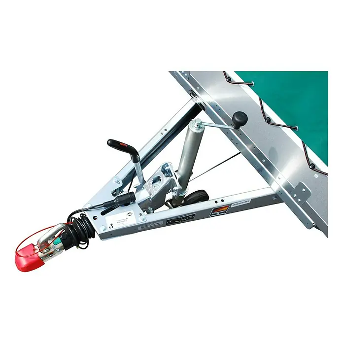 Stema Anhänger BASIC ST 2000-30-15.2 - Nutzlast: 1.575 kg, Doppelachser, Kasteninnenmaß: 301 x 153 x 35 cm, Gebremst - Nahaufnahme einer Anhängerkupplung mit Deichsel, Handbremse und Auflaufbremse.