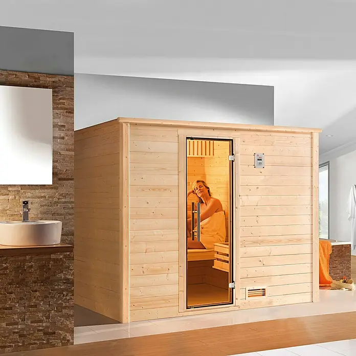 Weka Massivholzsauna BERGEN 7,5 kW OS GT Gr.3 - Elektroofen, Steuerung Ofen: Extern, L x B x H: 245,5 x 205 x 195 cm - Einrichtung eines Badezimmers mit einer Holzsauna mit Glastür, die einen entspannenden und luxuriösen Wellnessbereich bietet.