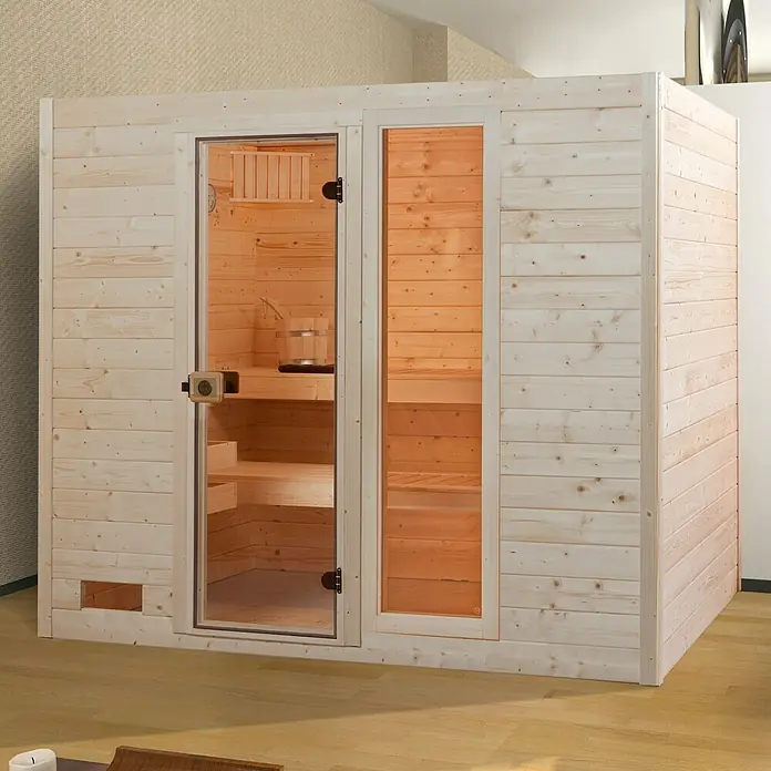 Weka Massivholzsauna Valida 4 GT - L x B x H: 189 x 239 x 203,5 cm - Innenaufnahme einer Holzsauna mit Glastüren und Bänken im Innenraum. Die Sauna steht auf einem Holzboden in einem Raum.