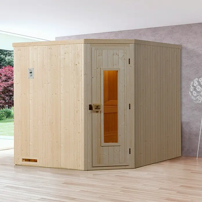 Weka Elementsauna 508 HT Gr.4 OS - Mit 7,5 kW Ofen mit digitaler Steuerung, L x B x H: 194 x 194 x 199 cm, Materialspezifizierung Tür: Massivholz - Eine helle Holzsauna mit Glastür steht auf einem hellen Holzboden in einem modernen Raum. Die Sauna bietet eine entspannende Auszeit vom Alltag.