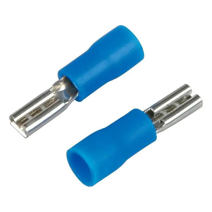 UniTEC Flachsteckhülsen - Breite: 2,8 mm, 1 mm² - 2,5 mm², Blau - Zwei blaue Kabelschuhe mit Metallkontakten, die für elektrische Verbindungen verwendet werden, liegen auf einem weißen Hintergrund.