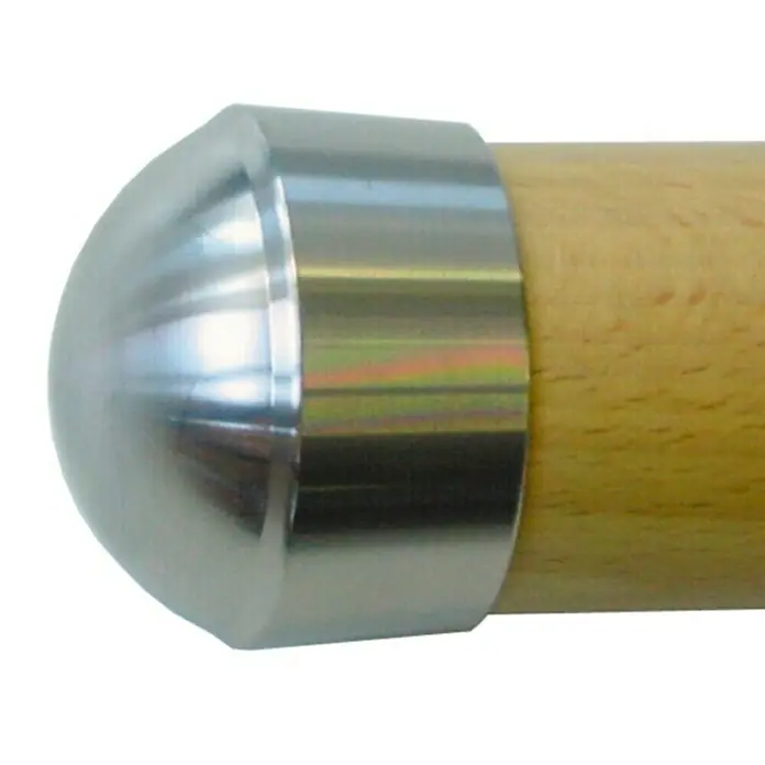 Treba Frewa Endkappe E9 - Edelstahl V2A, Geeignet für: Holzhandlauf Ø 42 mm - Bild eines Holzstabes mit einer polierten Metallkappe. Die Metallkappe ist glänzend und reflektierend.