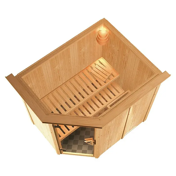 Karibu Massivholzsauna Saja - Ohne Ofen, Mit Dachkranz und Beleuchtung, L x B x H: 165 x 210 x 192 cm - Innenansicht einer Ecksauna aus Holz mit Sitzbänken und einer Tür mit schwarz-weißem Schachbrettmuster.