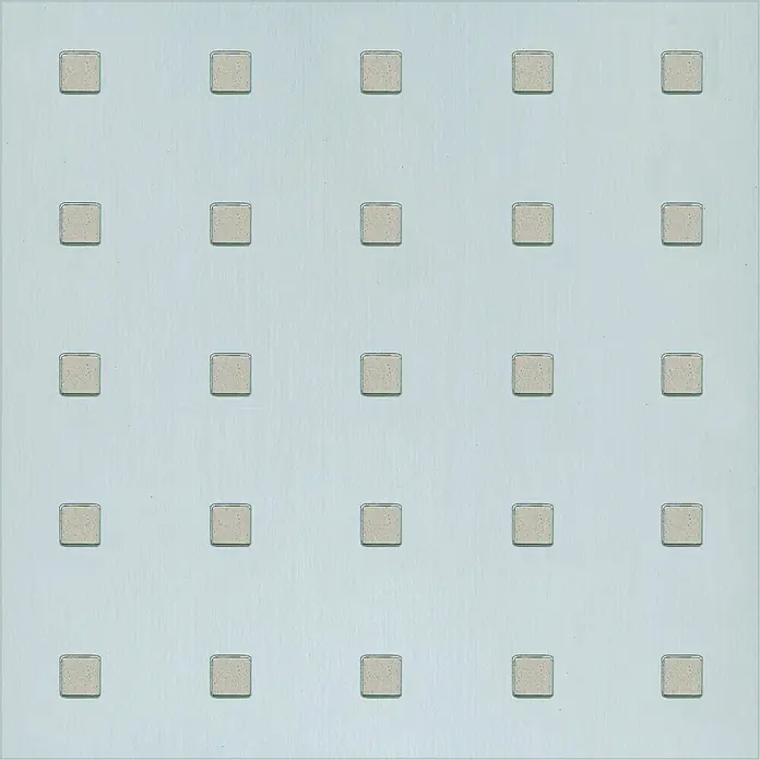 Kantoflex Quadratlochblech - 480 x 240 mm, Stärke: 0,7 mm, Aluminium, Eloxiert - Die Nahaufnahme zeigt ein Arrangement aus quadratischen, sandfarbenen Elementen mit silbernen Umrandungen auf einem hellblauen, leicht strukturierten Hintergrund.
