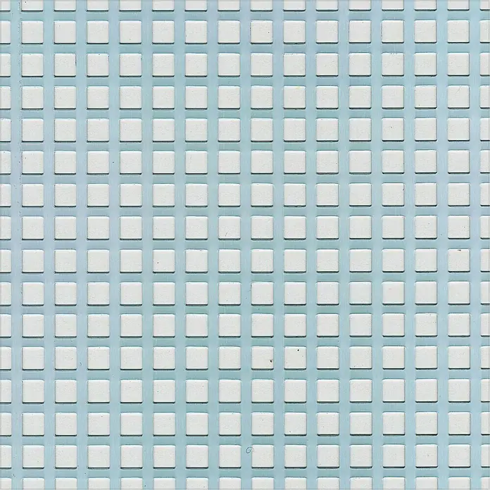 Kantoflex Quadratlochblech500 x 250 mm, Stärke: 0,8 mm, Aluminium, Eloxiert - Nahaufnahme eines quadratischen Musters auf einer hellblauen Oberfläche, das eine moderne und minimalistische Ästhetik erzeugt.