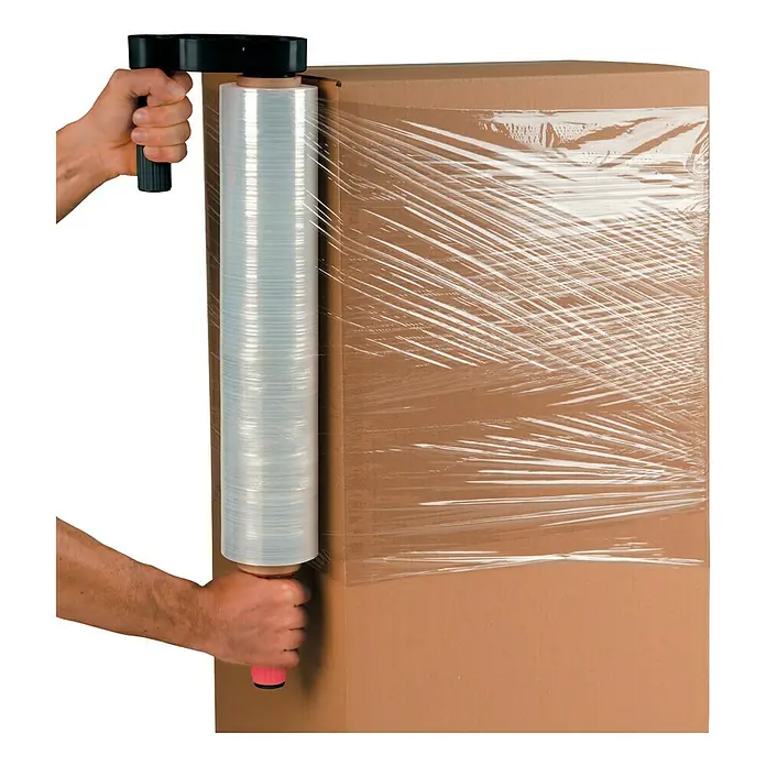 Handroller - Geeignet für: Stretchfolien mit 400 - 500 mm Breite - Bild einer Person, die eine Kartonbox mit einer Stretchfolienverpackung mit Griff umwickelt. Die Folie ist transparent und glänzend.