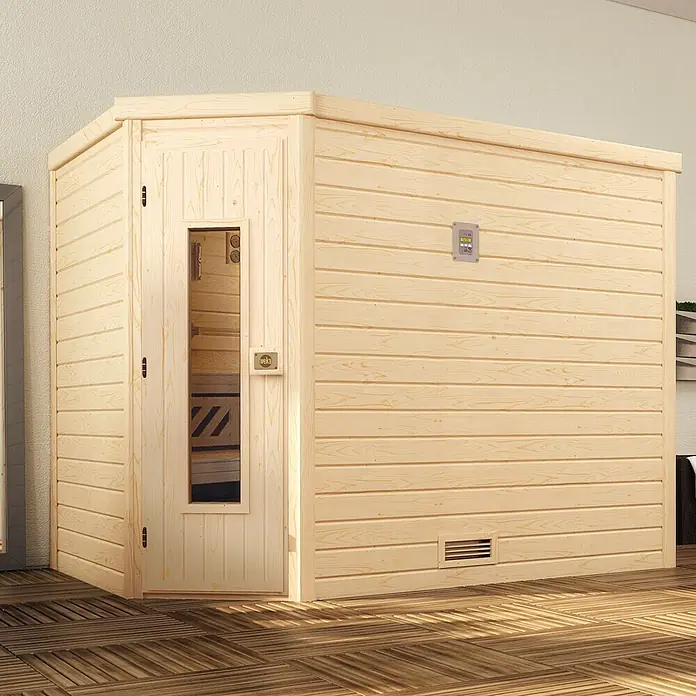Weka Massivholzsauna TURKU 7,5 kW OS MT Gr.3 - Mit 7,5 kW Ofen mit externer Steuerung, L x B x H: 248 x 205 x 198 cm - Eine helle Holzsauna mit Glastür und Bedienfeld an der Außenwand, stehend auf einem Holzboden. Die Sauna strahlt Wärme und Entspannung aus.