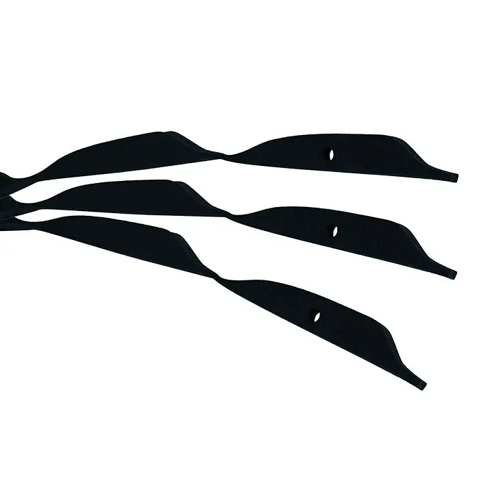 Metdach Firstdichtung - 100 cm x 3 mm, Kunststoff - Das Bild zeigt drei schwarze, schwimmende Brillenbänder, die auf einem weißen Hintergrund liegen und jeweils ein Loch zur Befestigung haben.