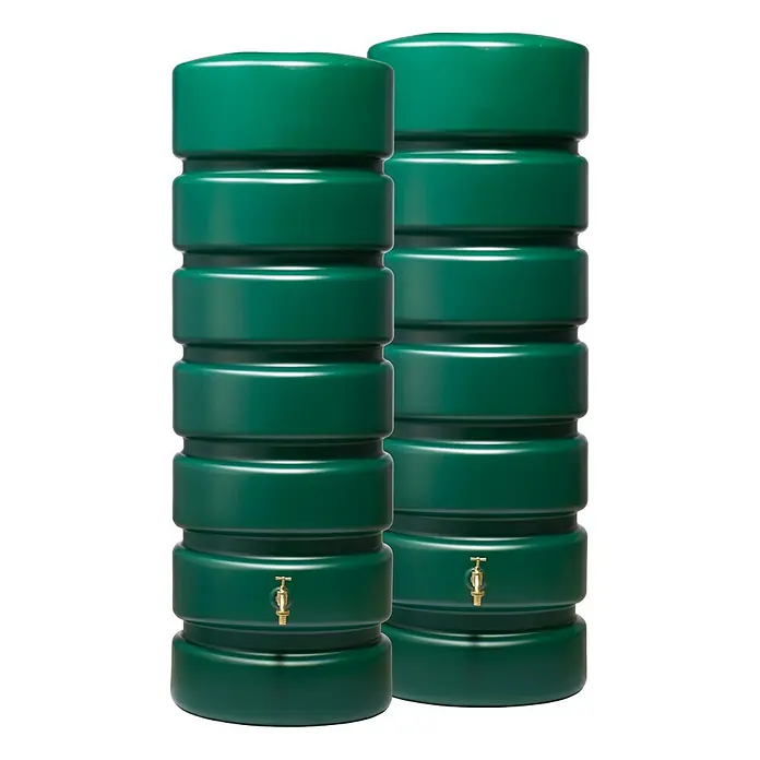 Garantia Basic Line Regentonne Classico - 1.300 l, Grün - Zwei grüne Regentonnen mit Messinghähnen zur Wassergewinnung im Garten.