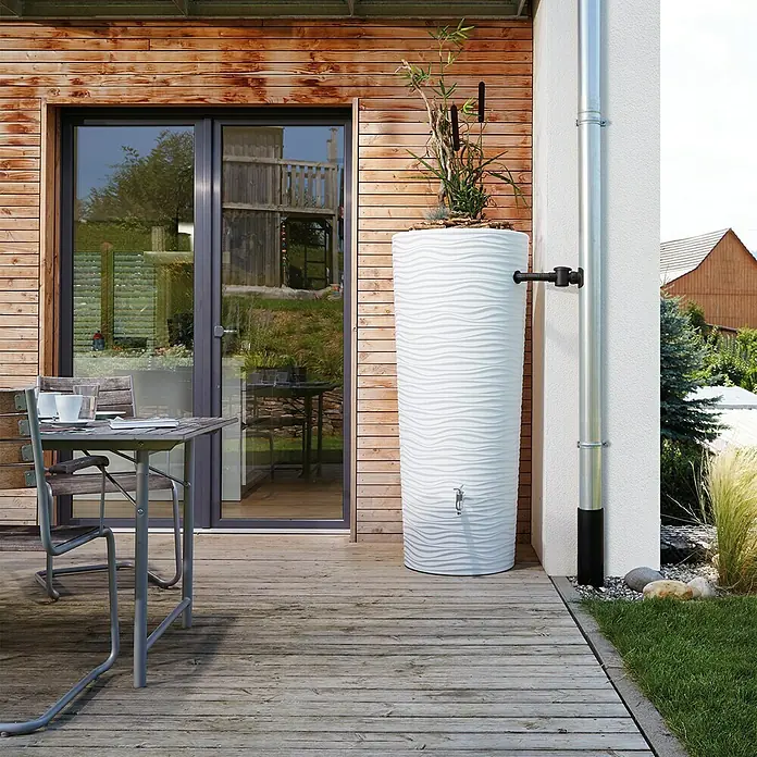 Garantia Modern Line Regenspeicher Natura 2 in 1 - 350 l, Arctic - Dieser stilvolle, weiße Wasserspeicher mit gewelltem Design ist eine umweltfreundliche und dekorative Lösung für die Gartenbewässerung.