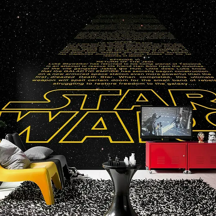 Komar Star Wars Fototapete Intro - 8 -tlg., B x H: 368 x 254 cm, Papier - Star Wars Zimmer-Dekor mit dem Star Wars Logo auf der Wand, das ein modernes und thematisches Ambiente kreiert.