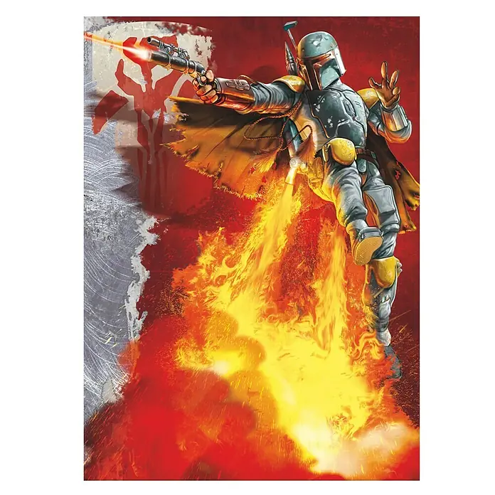 Komar Star Wars Fototapete Boba Fett - 4 -tlg., B x H: 184 x 254 cm, Papier - Ein detailreiches Bild von Boba Fett, der mit einem Jetpack in Aktion ist, umgeben von Flammen, mit dem Mandalorianer-Symbol im Hintergrund.