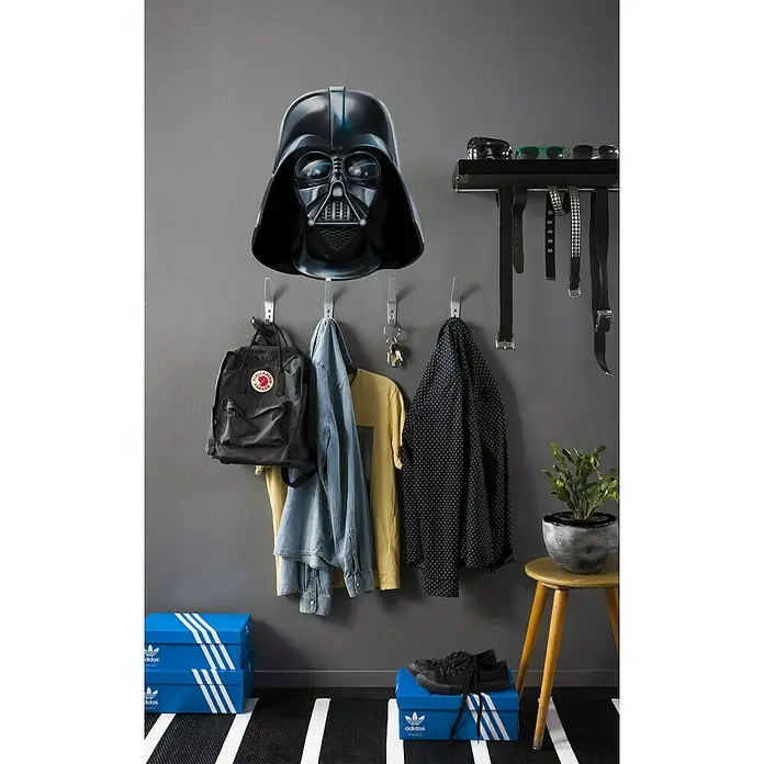 Komar Star Wars Wandtattoo Darth Vader - 50 x 70 cm - Eine stilvolle Wandgarderobe mit einem Darth Vader-Helm, Adidas-Schuhkartons und verschiedenen Kleidungsstücken. Praktische & dekorative Flurgestaltung.