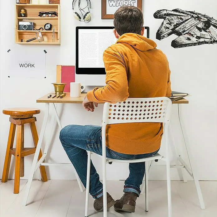 Komar Star Wars Wandtattoo Spaceship - 70 x 100 cm - Der weiße Stuhl mit Lochmusterlehne fügt sich nahtlos in das moderne Arbeitszimmer ein und bietet komfortable Unterstützung beim Arbeiten am Schreibtisch.
