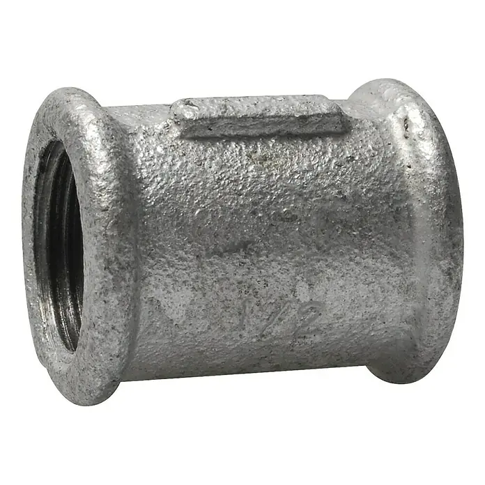 Muffe - ½″, Verzinkt - Das Bild zeigt eine verzinkte Stahlrohr-Muffe mit Innengewinde, ein wesentliches Verbindungselement für Rohrleitungen. Sie ist robust und langlebig.