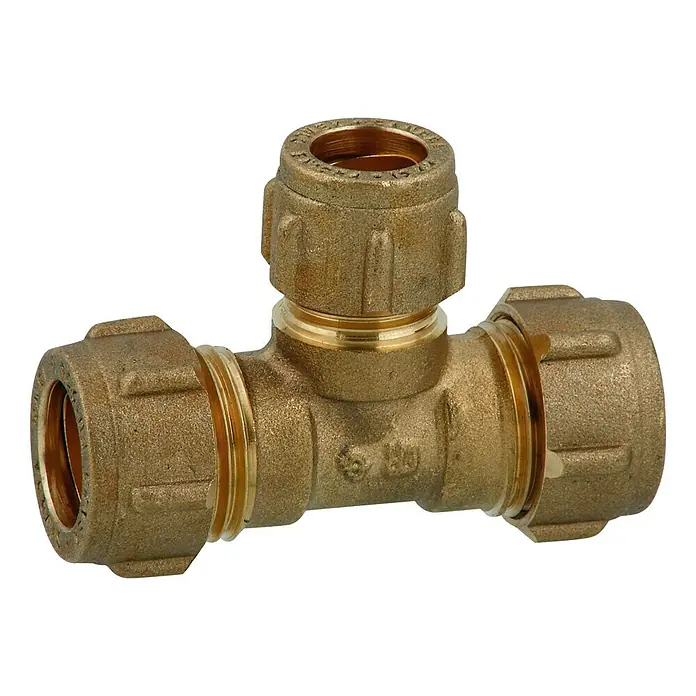 Conex T-Stück - Durchmesser: 22 mm, Messing, Ausführungseigenschaft: 22 x 18 x 22 mm - Detailaufnahme eines T-Stück Fittings aus Messing für Rohre, das für Sanitärinstallationen verwendet wird.