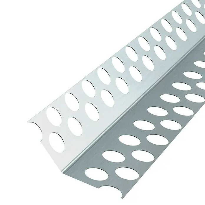 Probau Trockenbau-Eckprofil - 250 x 2,5 x 2,5 cm, Aluminium, 135° - Nahaufnahme einer gelochten Putzschiene aus Metall, die für präzise Kanten und Ecken im Innenputz verwendet wird.