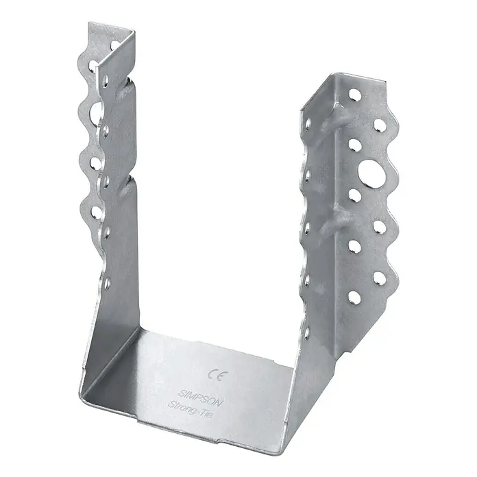 Simpson Strong-Tie Balkenschuh SBG - 55 x 60 x 100 mm, Stahl - Nahaufnahme einer Simpson Strong-Tie Balkenaufhängung aus Metall mit Löchern für Nägel zur Befestigung von Holzbalken.