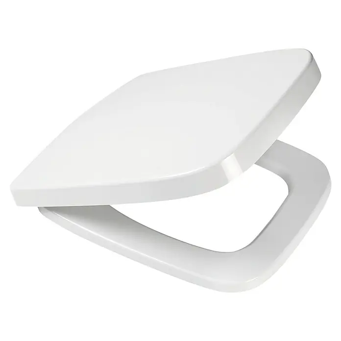 Geberit Renova Plan WC-Sitz - Duroplast, Weiß, Ohne Absenkautomatik, Befestigung von unten - Ein weißer WC-Sitz in modernem Design, leicht geöffnet. Ideal für jedes Badezimmer und einfache Installation.