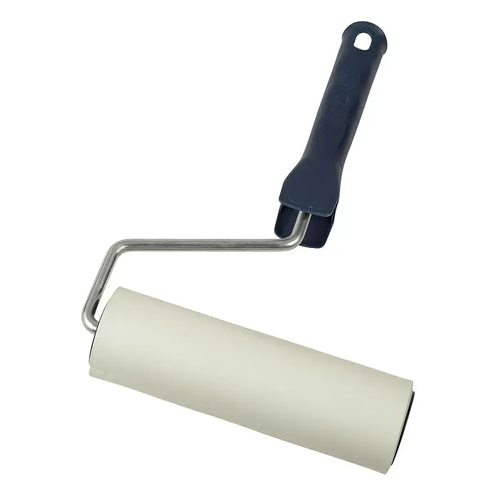 swingcolor Tapeten-Andrückroller - Breite: 18 cm - Nahaufnahme einer Farbwalze mit blauem Griff, ideal zum gleichmäßigen Auftragen von Farbe auf verschiedenen Oberflächen.