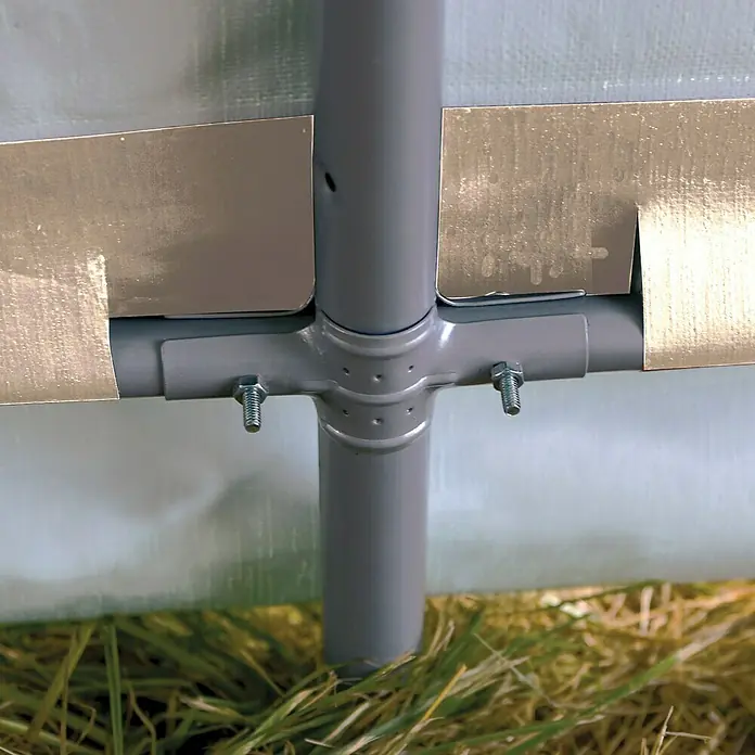 ShelterLogic Gerätehaus - Außenbreite inkl. Dachüberstand: 180 cm, Außentiefe inkl. Dachüberstand: 300 cm, Stahl, Grau - Nahaufnahme der grauen Metallstruktur einer Plane mit Schrauben und Gras im Hintergrund.