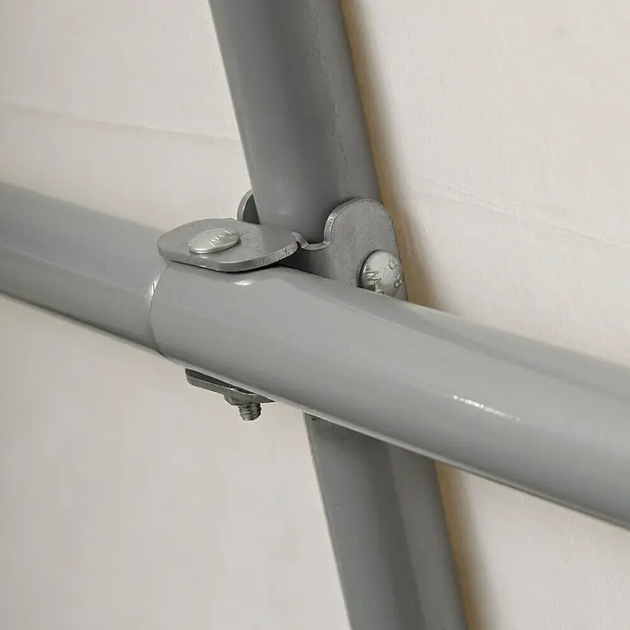 ShelterLogic Gerätehaus - Außenbreite inkl. Dachüberstand: 180 cm, Außentiefe inkl. Dachüberstand: 300 cm, Stahl, Grau - Nahaufnahme eines grauen Rohrs mit Schrauben und einer Metallschelle an einer Wand.