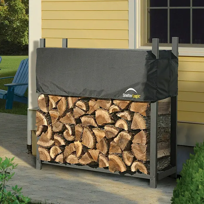 ShelterLogic Kaminholzregal - 119,4 x 36,3 x 119 cm, Stahl, Schwarz - Ein ShelterLogic Holzregal mit Holzscheiten und einer Abdeckung, die das Holz vor Witterungseinflüssen schützt.
