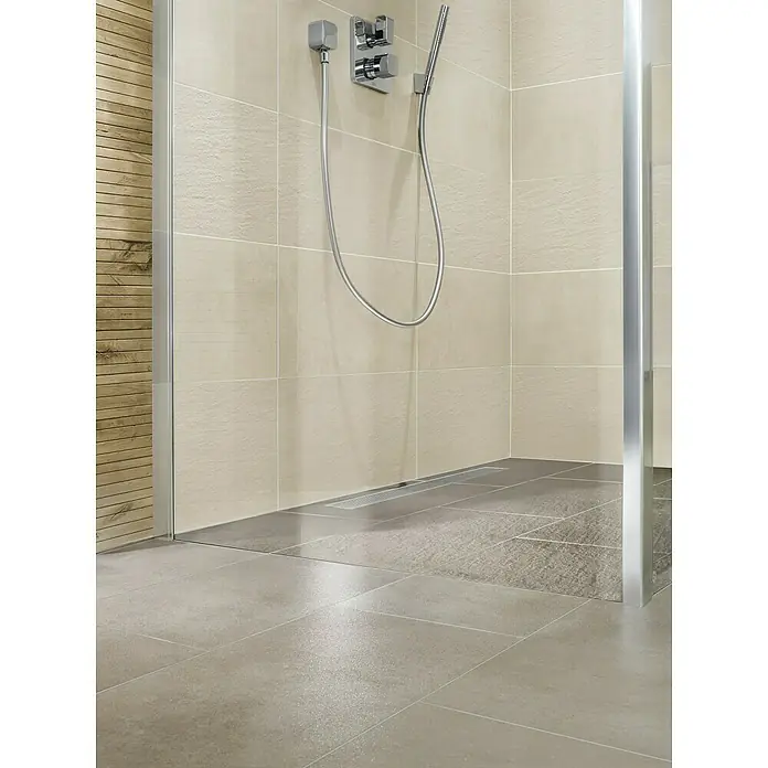 Art-Tec by Palazzo Feinsteinzeugfliese - 30 x 60 cm, Creme, Matt - Elegantes Badezimmerdesign mit einer modernen Duschkabine, hellen Wandfliesen und einem stilvollen, grauen Boden. Der Fokus liegt auf der hochwertigen Duscharmatur.