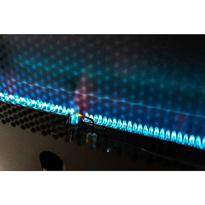 Admiral Gasheizer Blue Belle - On/Off-Spar-Thermostat, 4,2 kW, Piezo-Zündung - Nahaufnahme eines Gasgrills mit blauen Flammen und einem rot glühenden Zündelement, das für die Zündung des Grills sorgt.
