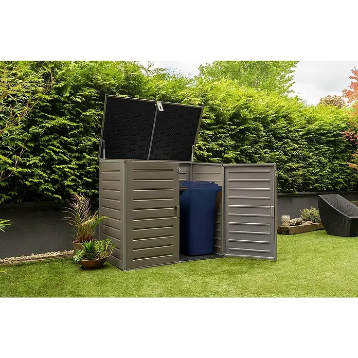 Truhe The Space Plus - L x B x H: 140 x 82 x 124 cm, Anthrazit/Schwarz - Geöffnete graue Gartenbox mit Mülltonne auf Rasen vor grüner Hecke. Praktische und stilvolle Aufbewahrungslösung für den Außenbereich.